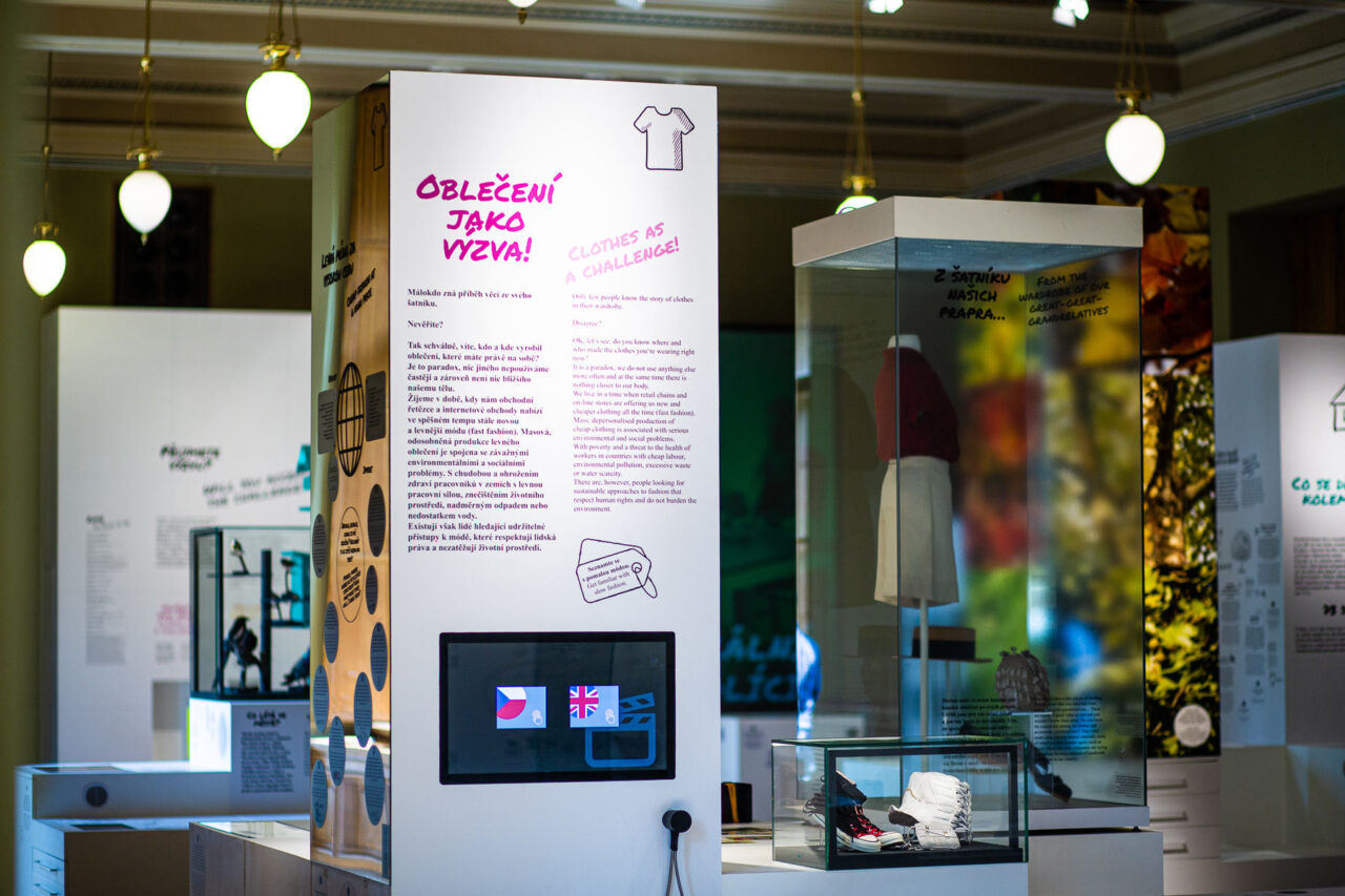 Jedním z důležitých témat výstavy byla rychlá móda a její dopad na životní prostředí. Foto: Národní muzeum
