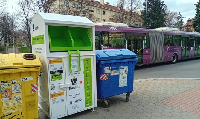 I když jsou nové kontejnery oficiálně na textilní odpad a nesou katalogové číslo odpadu 20 01 11, stojí jejich provozovatel spíše o zachovalé kousky. Od jiných textilních kontejnerů je téměř nejde odlišit. Foto: Irena Buřívalová, Ekonews