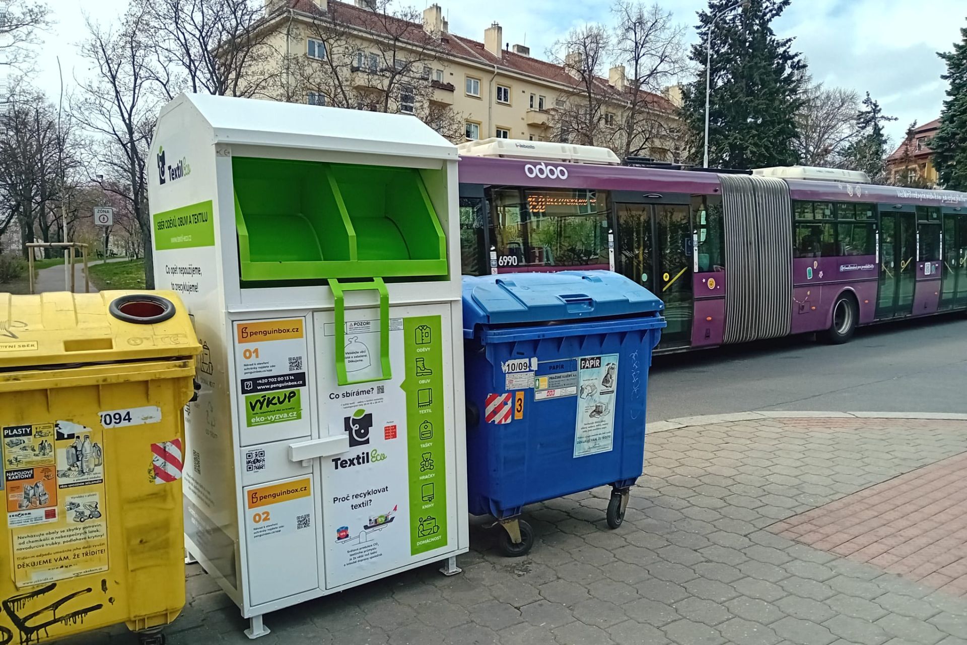 I když jsou nové kontejnery oficiálně na textilní odpad a nesou katalogové číslo odpadu 20 01 11, stojí jejich provozovatel spíše o zachovalé kousky. Od jiných textilních kontejnerů je téměř nejde odlišit. Foto: Irena Buřívalová, Ekonews
