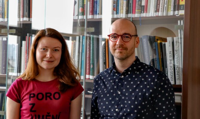 Historici Barbora Hoduláková a Ondřej Táborský z Národního muzea se zabývají mimo jiné udržitelností paměťových institucí. Foto: Karolína Chlumecká, Ekonews