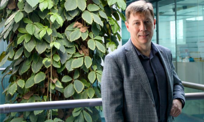 „Celková koncepce dekarbonizace v České republice není jasně stanovená. Těžko se nám tak zaměřuje řešení pro naše závody,“ říká Country manažer skupiny AGC Miloslav Zoula. Foto: Karolína Chlumecká, Ekonews