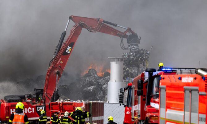Hasiči od pondělí zasahovali na skládce u obce Rynholec na Rakovnicku kvůli rozsáhlému požáru plastového odpadu. Foto: ČTK / Říhová Michaela