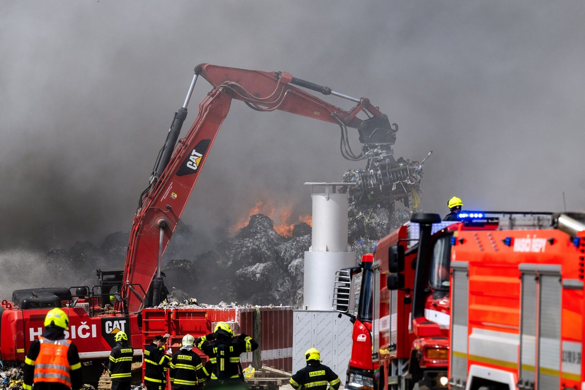 Hasiči od pondělí zasahovali na skládce u obce Rynholec na Rakovnicku kvůli rozsáhlému požáru plastového odpadu. Foto: ČTK / Říhová Michaela
