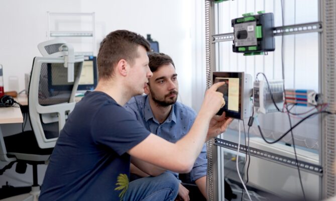 Testeři české technologické společnosti ComAp. Foto: poskytnuto společností ComAp