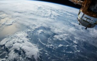 Satelity se pohybují na nízké oběžné dráze Země se ve výšce tří set až dvou tisíc kilometrů. Foto: NASA, Unsplash