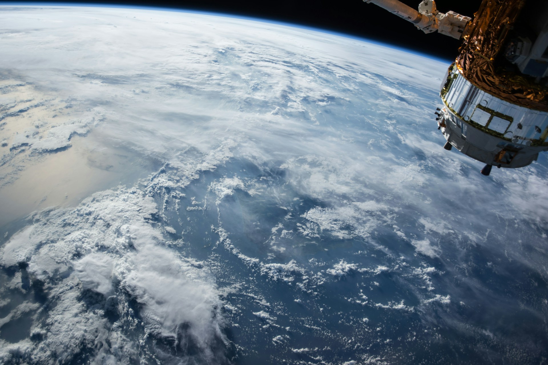 Satelity se pohybují na nízké oběžné dráze Země se ve výšce tří set až dvou tisíc kilometrů. Foto: NASA, Unsplash
